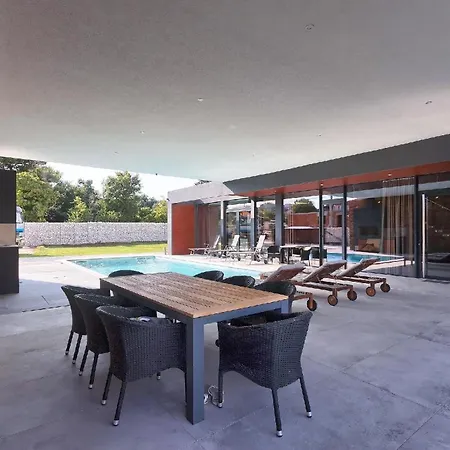 Mit Privatpool Fuer 10 Personen Ca 250 Qm In Liznjan, Istrien Suedkueste Von Istrien *